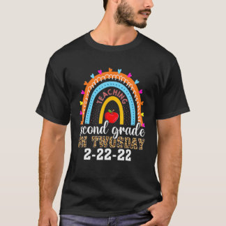 Teaching Kindergarten Grade On Twosday 2-22-22 22N T-Shirt