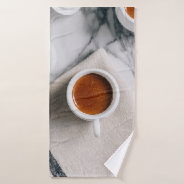 TEACUP CÉRAMIQUE BLANC REMPLI DE LIQUIDE ROUGE (Serviette de bain)