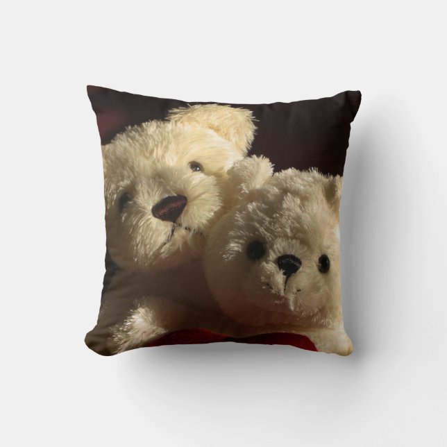 Teddy bears in love throw pillow (Front)