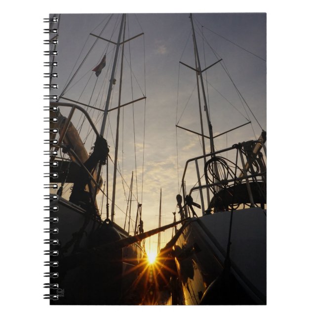 Tegenlicht bij 2 zeilboten in de haven. notebook (Front)
