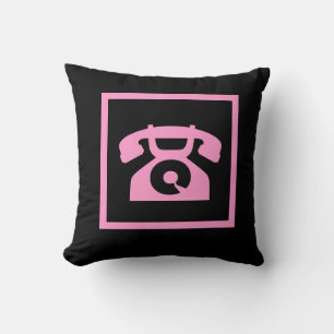 téléphone rose rétro sur un oreiller noir