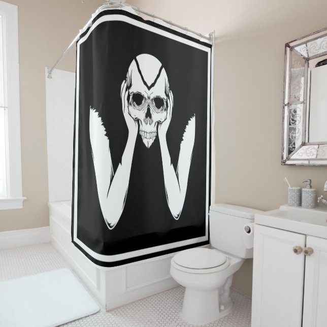 Tenir à la main le rideau de douche crâne (En situation)