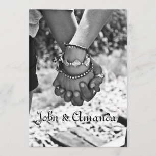 Tenir le faire-part de mariage de mains