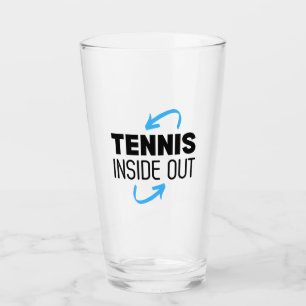 Tennis à l'envers dans une tasse en verre