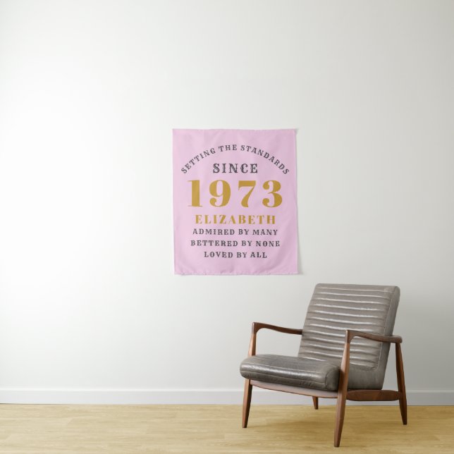 Tenture 50th Birthday Born 1973 Ajouter Nom Rose Grey (En situation)