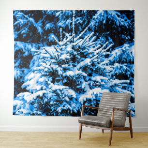 Tenture Arbre de Noël couvert de neige dans la forêt