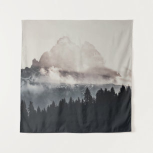 TENTURE ARBRES VERTS SUR LA MONTAGNE SOUS LES NUAGES BLANC