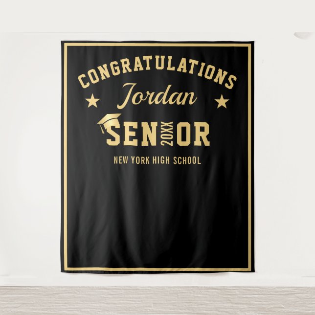 Tenture Arrivée moderne Gold Black Graduation Photo Booth  (Devant)