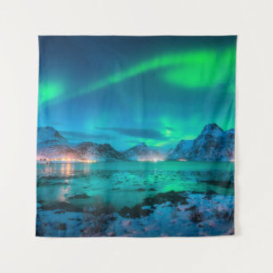 Tenture Aurora borealis over the sea coast, snowy mountain