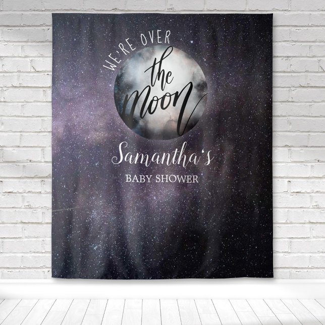 Tenture Baby Shower Aquarelle Dans la Lune (We are over the moon celestial baby shower with a watercolor moon and a purple galaxy backdrop.)