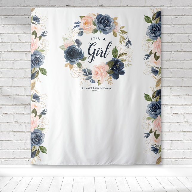 Tenture Baby shower de bienvenue Marine rose Floral Wreath (Blush pink and navy blue floral botanical baby shower typography tapestry perfect for photo ops.)