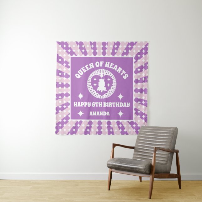 Tenture Bannière Anniversaire Retro Purple Queen Of Hearts (En situation)