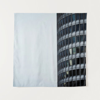 TENTURE BÂTIMENT EN BÉTON GRIS SOUS LE CIEL BLANC PENDANT