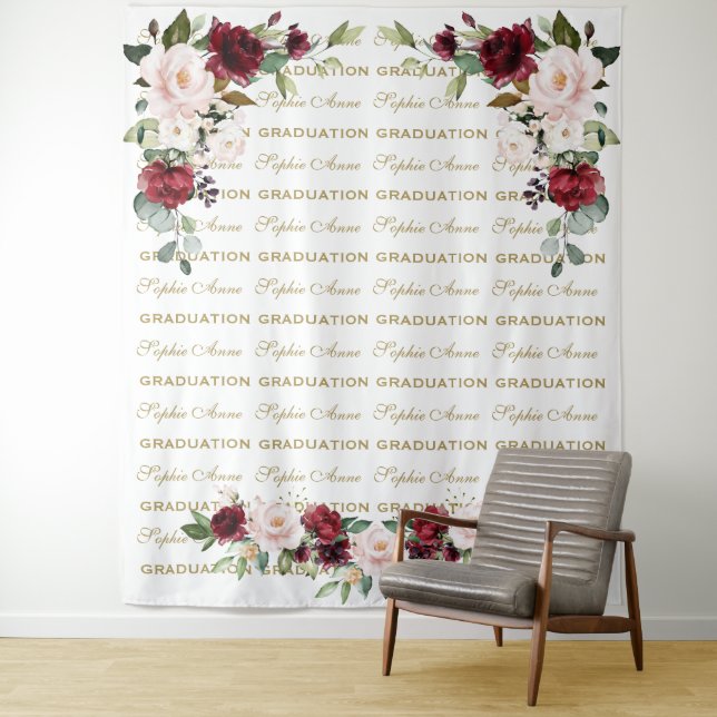 Tenture Burgundy Floral Step & Repeat Graduation Backdrop (En situation)