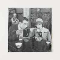 Couple partageant une nouille dans un restaurant v