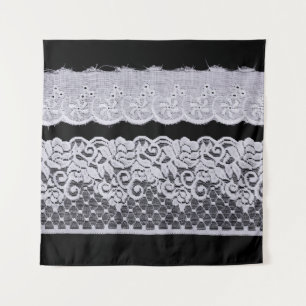 Tenture Dentelle blanche ornementale, fond noir isolé.
