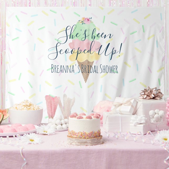 Tenture Elle a été ramassée dans la crème glacée fond Tapi (She's Been Scooped Up Personalized with Name Party Bridal Shower Backdrop | Green Pink Yellow)