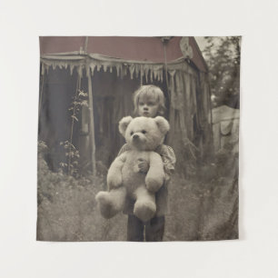 Tenture Enfant Fantôme dans la Tente de Cirque Vintage Aba