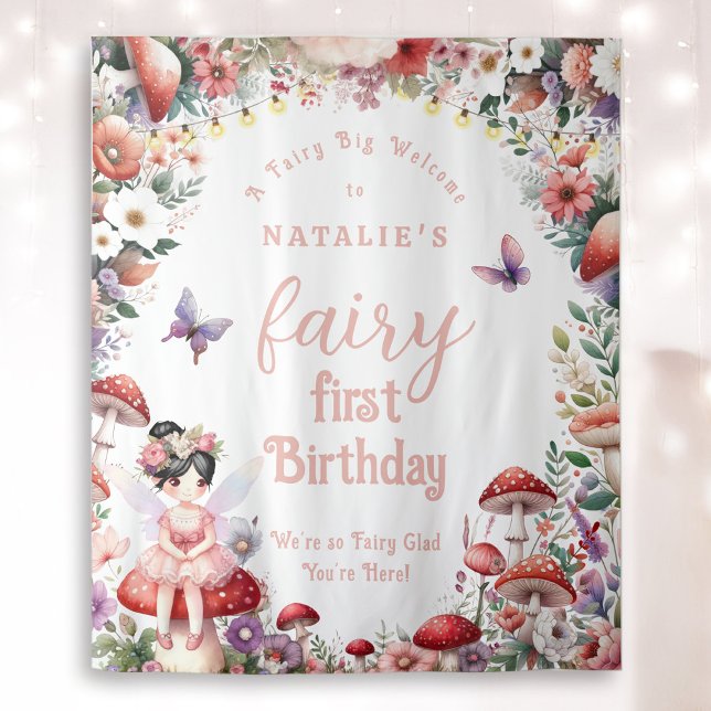 Tenture Fée mignonne Première fête d'anniversaire Accueil  (Fairy First Birthday Welcome Backdrop with Black Hair Fairy Girl and Enchanted Garden.)