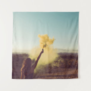 Tenture Femme debout dans le désert tenant la flamme