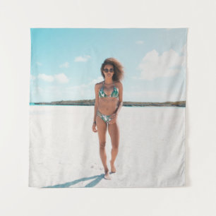 Tenture Femme en bikini debout sur le sable