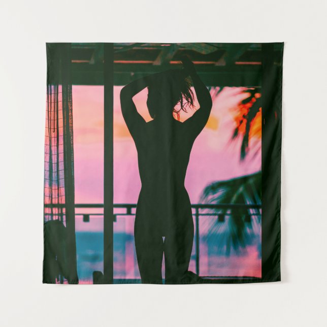 Tenture Femme en débardeur noir et pantalon debout sur le  (Devant)