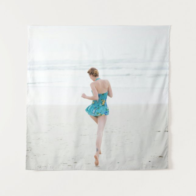 Tenture Femme marchant sur le rivage près de la plage (Devant)