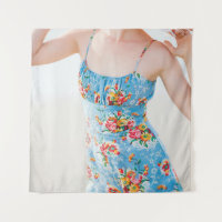 Femme vêtue de rompers à fleurs bleues et de casqu