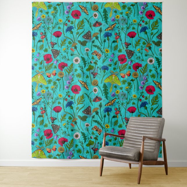 Tenture Fleurs sauvages et papillons de nuit sur turquoise (En situation)