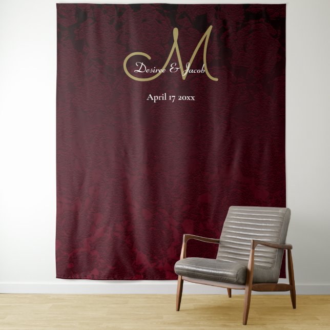Tenture Floral Bourgogne Or Mariage Monogramme Photo Booth (En situation)