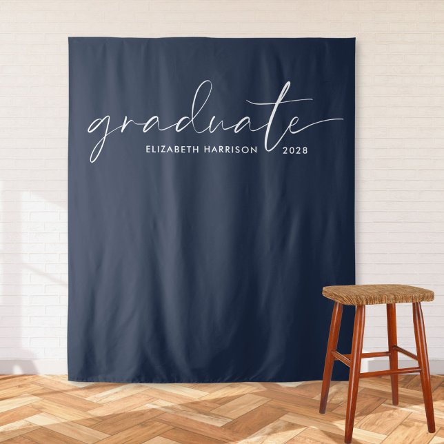 Tenture Fond de graduation bleu écriture blanche chic (Chic White Script Blue Graduation Backdrop)
