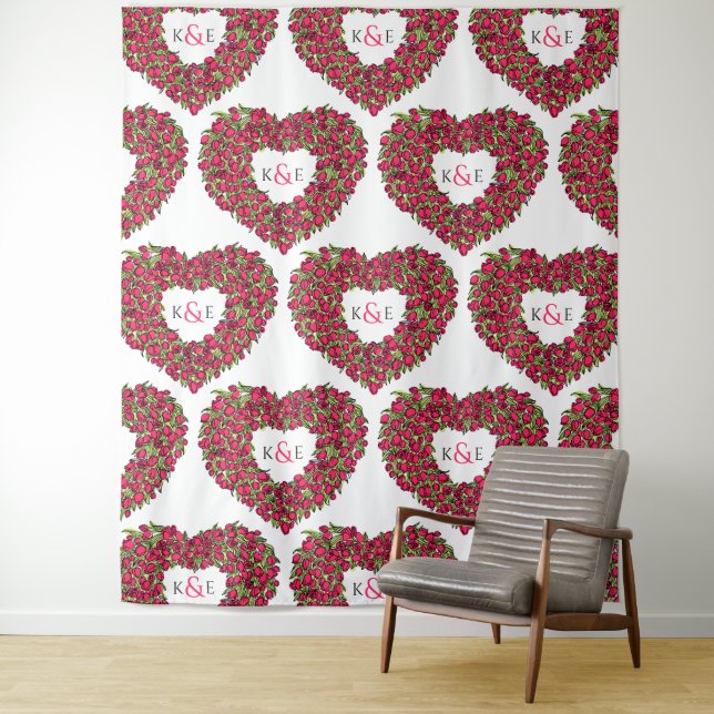 Tenture Fond de mariage monogramme tulipes rouges (En situation)