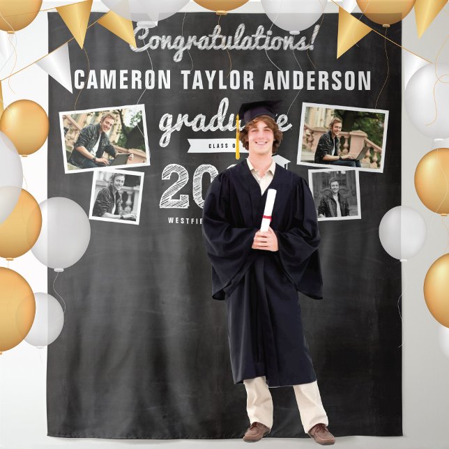 Tenture Fond pour 4 photos de remise de diplômes avec dess (2024 White Sketch Black Chalkboard Graduation Party 4 Photo Backdrop by www.zazzle.com/color_therapy)