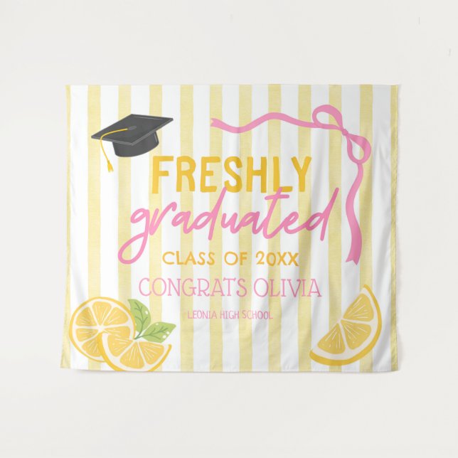 Tenture Freshly Graduated Lemonade Grad Party Backdrop (Devant (Horizontal))