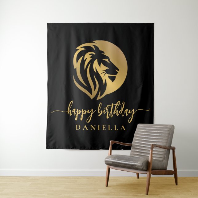 Tenture Gold Lion Leo Joyeux Anniversaire avec nom (En situation)