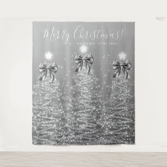 Tenture Holiday Backdrop Silver Christmas Trees w/ Bows (Devant)