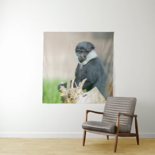 Tenture Le singe de l'Hoest sur une perche en bois