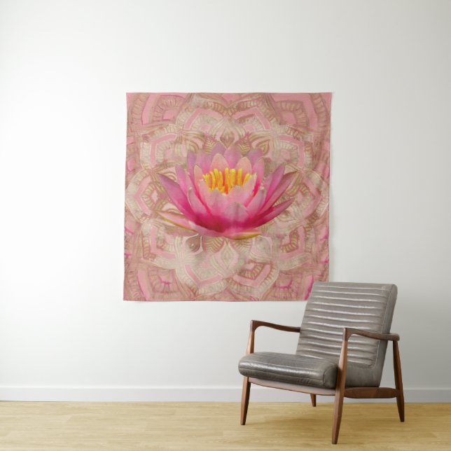 Tenture Lotus dans l'or d'aquarelle de mandala et le rose (En situation)