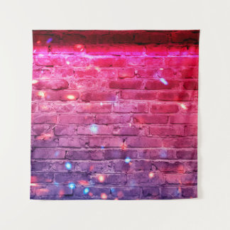 Tenture Lumière néon : mur de brique vide.