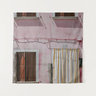 TENTURE MAISON EN BÉTON ROSE AVEC TROIS FENÊTRES ET UNE PO