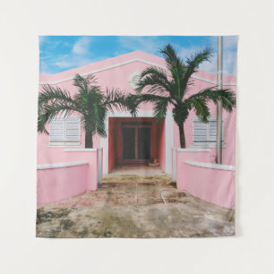 Tenture Maison en béton rose et blanc près des arbres vert