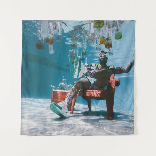 Tenture Man sitting on chair underwater with floating bott (Devant)