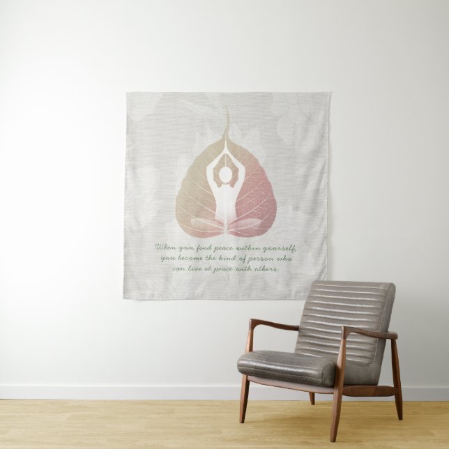 Tenture Méditation de l'instructeur de yoga Pose Bodhi Lea (En situation)