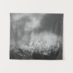 Tenture Montagnes noires et blanches dans les nuages