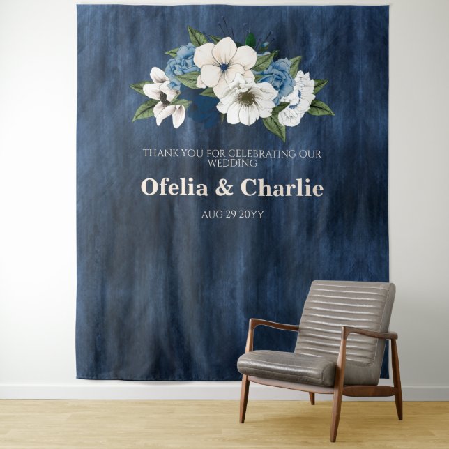 Tenture Mur de Mariage floral bleu Dusty (En situation)