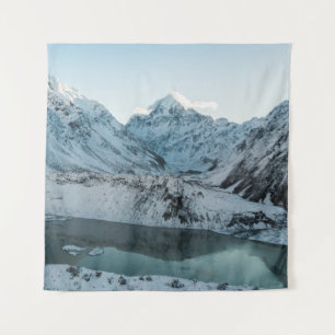 TENTURE NEIGE COUVERTE MONTAGNE PRÈS DU CORPS D'EAU