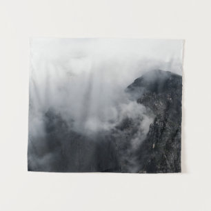 Tenture Nuages blancs sur les sombres montagnes rocheuses