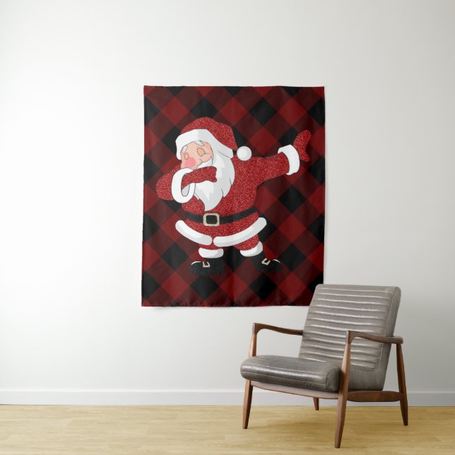 Tenture Père Noël à carreaux rouges faisant la dab | Buffa (En situation)
