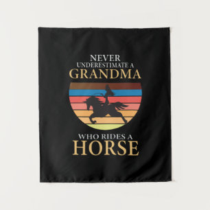 Tenture Poison d'Equestrian   Never Underestimate A Grandm