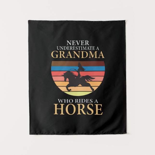 Tenture Poison d'Equestrian | Never Underestimate A Grandm (Devant)